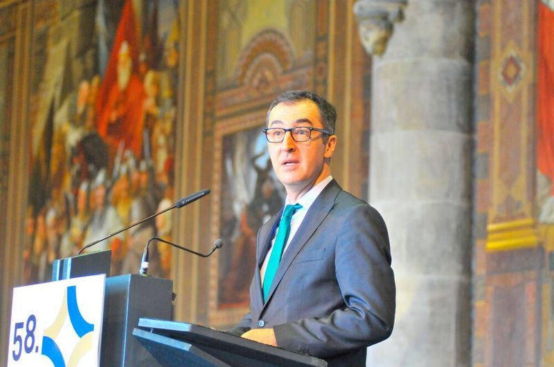 Gastredner war der Grünen-Politiker Cem Özdemir, der in Sachen Verkehrswende von den Herstellern weniger Blockade und mehr Erfindergeist erwartet. (Zietz/»kfz-betrieb«)