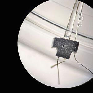 Die Komplexität des Designs erforderte präzise Abmessungen, darunter Öffnungen für die Elektroden mit einem Durchmesser von 110 µm in einem Teil, das lediglich 2,7 mm breit war.(Bild:  Nano Dimension)