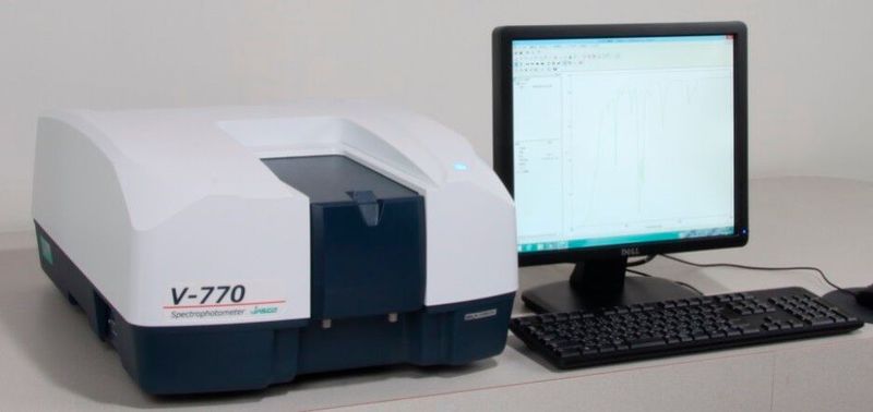 De Jasco V-770 UV/Vis-NIR-spectrofotometer met PMT/PbS-detectie, 190 tot 2.700 nm (optioneel 3.200 nm), automatische rooster-/detectorwisseling en een uitgebreid assortiment aan accessoires. (Afbeelding:Jasco Deutschland GmbH)
