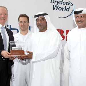 Aus der Hand von Scheich Ahmed Bin Saeed Al Maktoum erhielt Stefan Habild (l.) ein Stück des ersten, für die Plattform geschnittenen Stahls, als Erinnerungsstück - ebenfalls dabei: Markus Johannes Voege, Vice President Operations & Production Drydocks World.