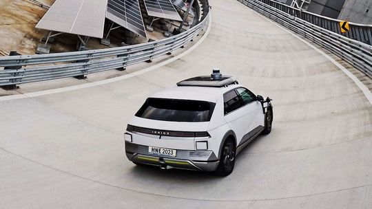 Das Ioniq 5 Robotaxi erfüllt als eines der ersten Fahrzeuge mit der Automatisierungsstufe SAE-4  die strengen US-Sicherheitsstandards.(Bild:  Autoren-Union Mobilität/Hyundai)