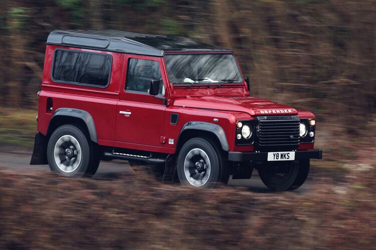 Davon träumt so mancher Senior: Zum 70. Geburtstag hat Land Rover den Defender buchstäblich noch einmal flott gemacht – mit einem 405 PS starken V8-Motor. (Bild: Jaguar Land Rover)