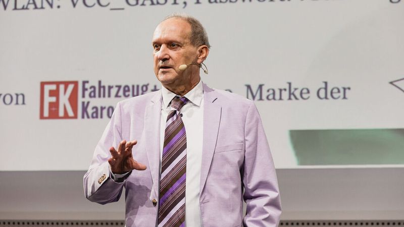 Jochen Pamer, Rechtsanwalt und Geschäftsführer Autorechtaktuell, führte durch das Programm und ging zudem in seinem Vortrag auf aktuelle juristische Problemstellungen im Schadenprozess ein. (Bild: Stefan Bausewein)