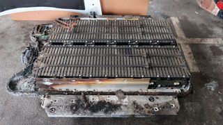 Beschädigte oder defekte E-Fahrzeug-Batterien müssen unter besonders hohen Auflagen gelagert werden. Dieser Akku nahm bei einem Autobrand Schaden, war aber nicht der Auslöser. Der Entwurf zum neuen Batterierecht-Durchführungsgesetz (BattDG) sieht den Autohandel in der Pflicht, alte Akkus zurückzunehmen. (Bild: Peter Diehl - VCG)