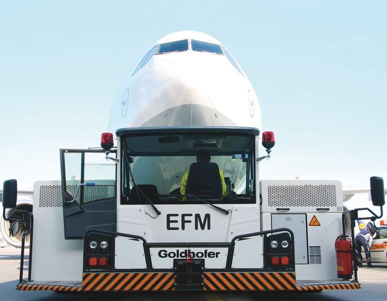 Der stangenlose Flugzeugschlepper AST-1X, der größte Flugzeugschlepper von Goldhofer, ist der jüngste Neuzugang in der Schlepper-Flotte der EFM und eignet sich für Flugzeug-Baumuster von B 767 bis B 747-0 und A 380.Bild: EFM (Archiv: Vogel Business Media)