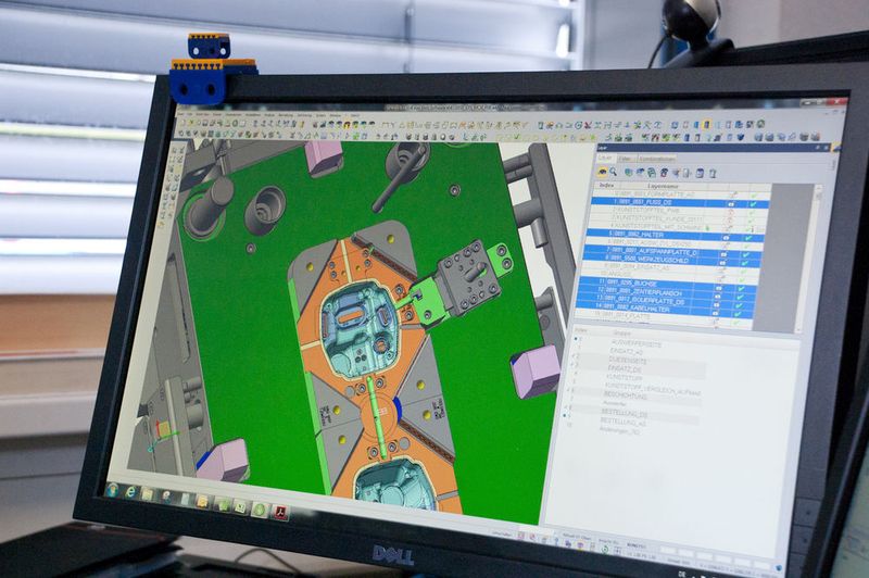 Werkzeugkonstruktion mit den Modulen Visi Mould sowie Analyse/Split – zusätzlich ist an jedem Konstruktionsarbeitslatz Visi PDM installiert. So ist sichergestellt, dass alle Projektbeteiligten immer auf Basis aktuell gültiger Daten arbeiten. (FWB/Mecadat)