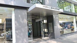 Die Jury des Internet Sales Awards 2018 war kürzlich bei der Moll-Gruppe in Düsseldorf zu Besuch, die bei dem Branchenwettbewerb ihren Hut in den Ring geworfen hat. (Bild: Achter/»kfz-betrieb«)