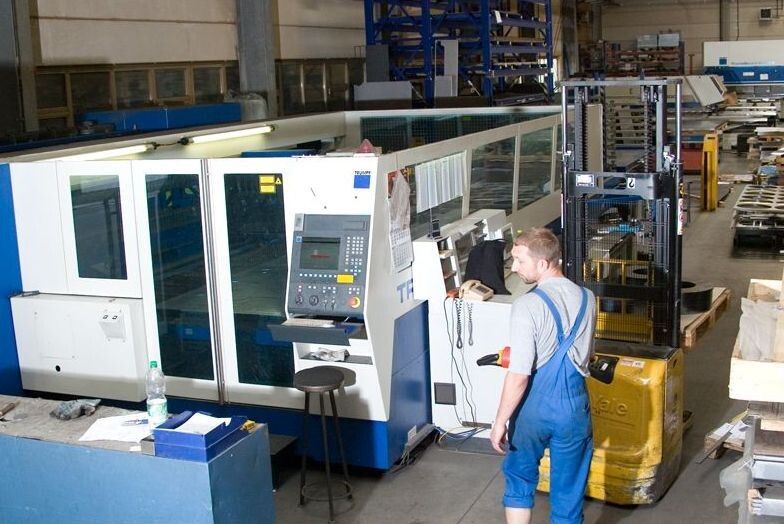 Blick in die Fertigung der Omega Blechbearbeitung AG. (Bild: Omega)