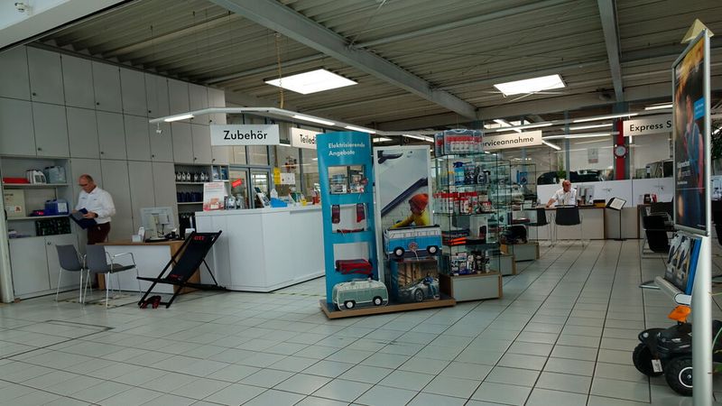 In der Serviceannahme können Kunden allerlei Zubehör und Fanartikel kaufen.  (Bild: Schreiner/»kfz-betrieb«)