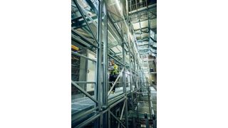 Das hier von einem IT-Mitarbeiter betreute Shuttle-Lager bei Engelbert Strauss in Schlüchtern verfügt über 16 Gassen, in denen insgesamt 430 Fahrzeuge umherfahren. (Bild: engelbert strauss GmbH & Co. KG)