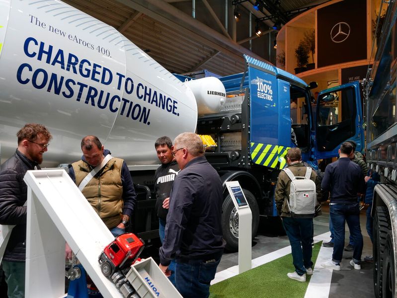 Weltpremiere: Mercedes-Benz zeigte den E-Arocs 400. Der CO2-freie und geräuscharme E-Lkw soll 2026 auf den Markt kommen. Das Fahrzeug wird zum Start als 32- und 41-Tonner in der Radformel 8x4 mit vier Radständen verfügbar sein. (Bild: Sandro Kipar/VCG)