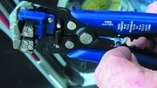 Mit der Abisolierzange kann man Kabel abisolieren und Verbinder quetschen. (Archiv: Vogel Business Media)