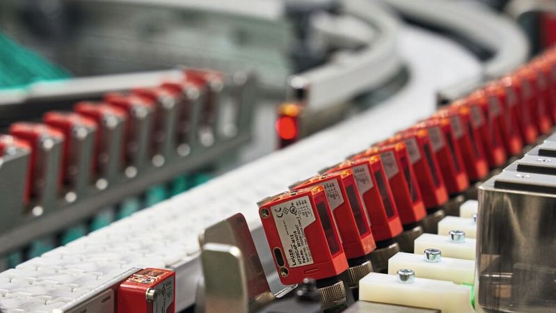 Im BMW Group Werk Leipzig fertigt der Automobilkonzern Hochvoltbatterien für Elektroautos oder Hybridfahrzeuge der BMW Group. Sensortechnik von Leuze leistet dabei in der Linie einen wichtigen Beitrag zu einem effizienten und sicheren Ablauf. (Bild:  Leuze)