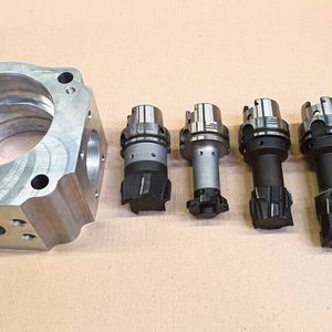 Werkzeugsatz für die präzise Bearbeitung eines Bauteils (v. l.): Zirkular-Formfräser für die Bearbeitung des Bohrungsdurchmessers gemeinsam mit der Fase und den Übergangsradien, Formfräser zum Einbringen der C-Nuten mit 45°-Fase für die Drucktaschen des Pumpengehäuses, zwei T-Nuten-Fräser mit unterschiedlichen Abmessungen zur Bearbeitung der Ansaugtaschen im Pumpengehäuse, Eckfräser AX2K063R00 mit sehr weichschneidenden polierten HM-Wendeplatten für die Volumenzerspanung.(Bild:  Ingersoll Werkzeuge)