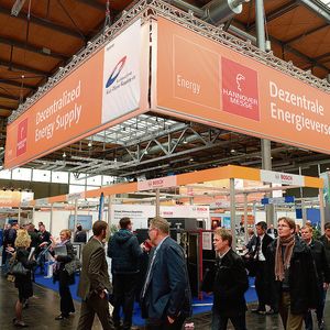 Wie effizient eine dezentral aufgebaute Energieversorung sein kann, zeigt sich auf dem Gemeinschaftsstand Dezentrale Energieversorgung der Hannover Messe 2017.