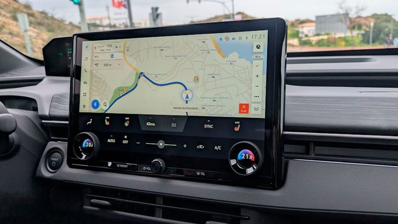 Die Navigation zählt nicht zu den Highlights des C-HR+; Toyota setzt weiter auf Tomtom statt auf Google. Bei der Routenführung kommen die optischen und akustischen Anweisungen immer so spät, dass man manchmal zu spät abbiegt. (Bild: Mauritz – VCG)