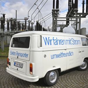 1970 gründete Volkswagen in Wolfsburg das Zentrum für Zukunftsforschung. Eines seiner Aufgaben war es, die Elektromobilität voranzutreiben. Adolf Kalberlah, frisch promovierter Elektrochemiker und Spezialist der Batterieforschung, wurde Chef der Abteilung.(Bild:  Volkswagen AG)