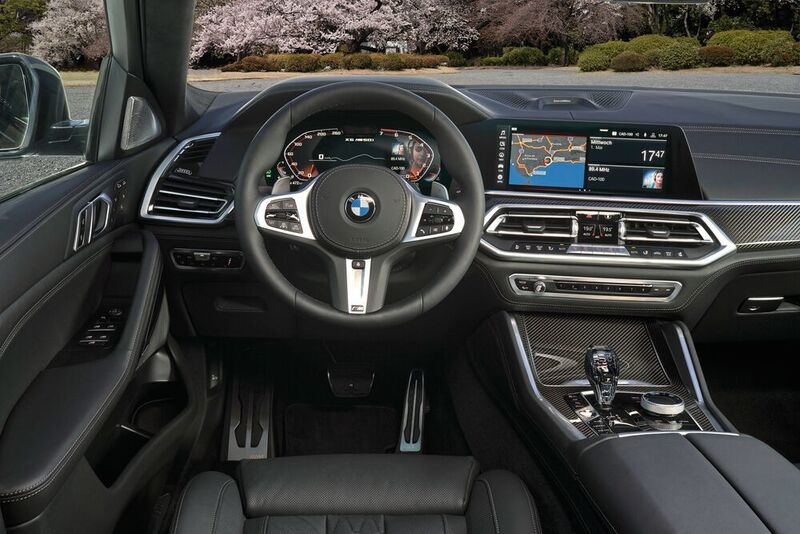 Das fahrerzentrierte Cockpit wurde modernisiert. Der neue X6 bietet zwei große Displays mit je 12,3 Zoll Bildschirmdiagonale. (BMW)