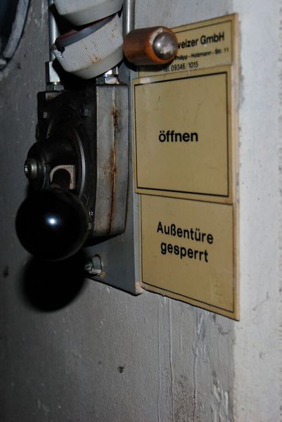 Schließanlage: Das tonnenschwere Eingangstor lässt sich laut Volkmar Schmeltzer auch Jahrzehnte nach der Installation leicht schließen. (Bild: Baeuchle/»kfz-betrieb«)