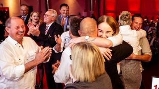 Freuen sich über den ersten Platz: Inhaber und Mitarbeiter des Autohauses Deusch.  (Bild: Stefan Bausewein)