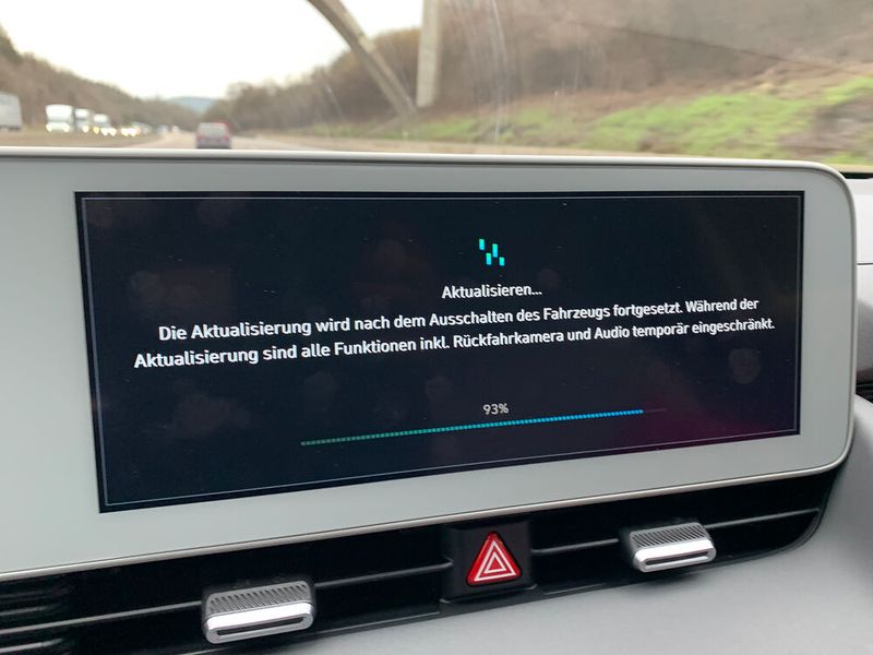 Der Wagen hatte das Infotainmentsystem während der Fahrt ohne Vorankündigung einem Update unterzogen. Das sollte nur nach einer Bestätigung des Fahrer erfolgen, damit ein Update problemlos möglich ist. (Bild: Schmidt/»kfz-betrieb«)