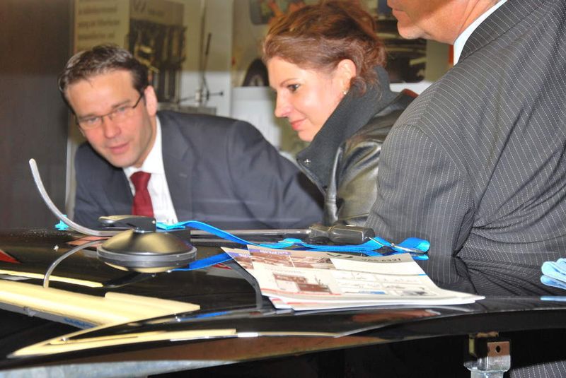 Clever Repair in der Praxis: Tobias Matejek bestaunt die technischen Fähigkeiten einer Journalistin. (Archiv: Vogel Business Media)