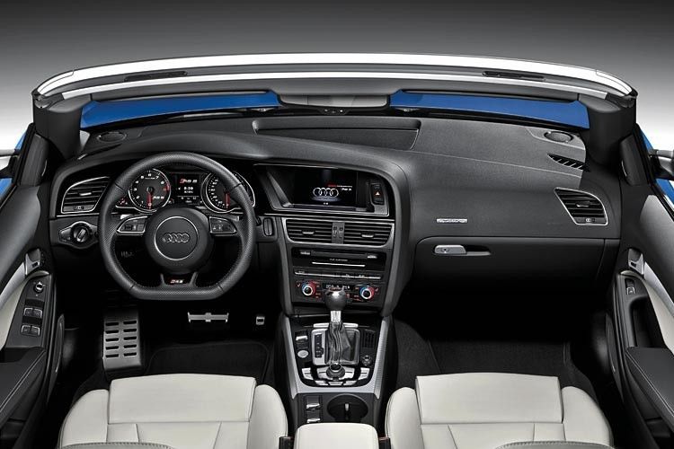 Der Innenraum des Cabrios ist in Schwarz gehalten. Diverse RS-Schriftzüge weisen auf das sportliche Cabrio hin. Zur Serienausstattung gehören unter anderem ein Windschott, ein Lichtpaket und ein Fahrerinformationssystem mit Pausenempfehlung. Für aktive Sicherheit sind diverse Assistenzsysteme an Bord: Tempomat mit Abstandsregelung, Spurhalte- und Spurwechselassistent sowie ein Notbremsassistent, der bei Geschwindigkeiten bis 30 km/h im Notfall eine Gefahrenbremsung einleitet. Der Grundpreis des RS 5 Cabriolets beträgt 88.500 Euro. (Audi)