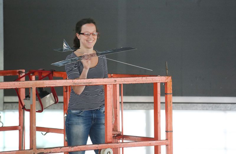 Rund 50 Studenten von fünf deutschen Universitäten verwandelten die Messehallen der Messe Düsseldorf in einen ungewöhnlichen Flughangar. Beim internationalen Wettbewerbs „Stahl fliegt“ brachten sie die unterschiedlichsten Flugobjekte aus Stahl zum Fliegen.  (Messe Düsseldorf)