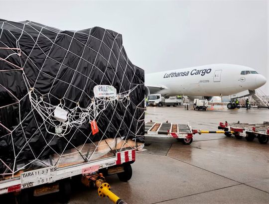 Pioniertat! Als erste Airline setzt Lufthansa Cargo auf Leichtbau-Transportnetze, die nur rund die Hälfte der üblichen Netze wiegen. Auch bestehen sie aus einer nachhaltig produzierten Faser. Lesen Sie, was hinter diesem Schritt steckt!(Bild:  Lufthansa Cargo)