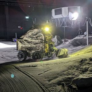 The field test for the autonomous robots took place in mid-October at the "LUNA" moon center at the DLR site in Cologne.(Image: FZI)