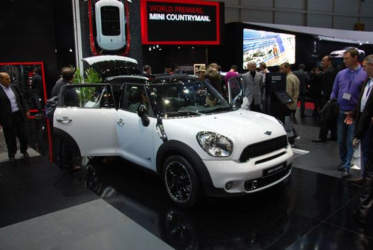 Mini will aufs Land: Der Countryman sieht in erster Linie so aus, als ob er sich auch neben der Straße wohlfühlen würde. (Archiv: Vogel Business Media)