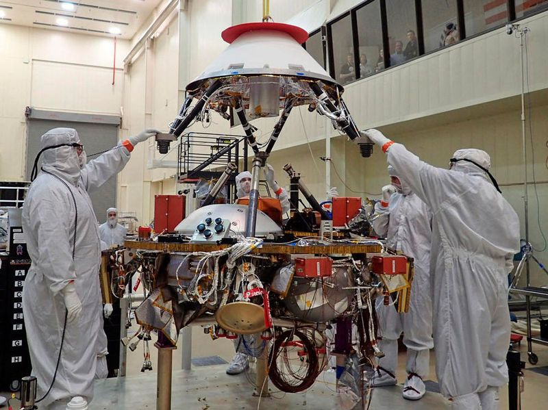 Der Fallschirm wird auf dem InSight Lander installiert. (Bild: NASA)