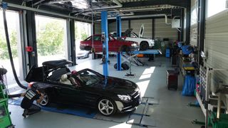 Die saubere, aufgeräumte und modern ausgestattete Werkstatt von Kfz-Technik Stumpf bietet beste Voraussetzungen für einen erstklassigen Kfz-Service. (Bild: Schreiner/»kfz-betrieb«)