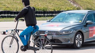 Wer beim NCAP-Crashtest künftig Bestnoten haben will, sollte einen Notbremsassistenten an Bord haben, der auch Radfahrer zuverlässig erkennt. (Bild: Bosch)
