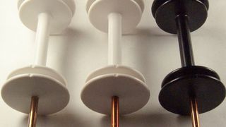 Das Fraunhofer IMWS in Halle hat ein neuartiges Prüfverfahren samt Prüfkörper für Tests zur Einsatztaugilchkeit von Kunststoffschutzgehäusen für Elektronikanwendungen entwickelt, wie sie etwa in Windkraftanlagen benötigt werden. Hier eine Auswahl von dazu nötigen Prüfkörpern aus dem Polymer PBT, die unter anderem neue Erkenntnisse bezüglich des Einflusses von Feuchtigkeit im Hinblick auf das Versagensverhalten bringen sollen.  (Fraunhofer IMWS)