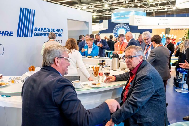 Der Bayerische Gemeindetag, Mitveranstalter der KOMMUNALE, lud nicht nur zum begleitenden Kongress, sondern auch zum Austausch... (©NürnbergMesse / Thomas Geiger)