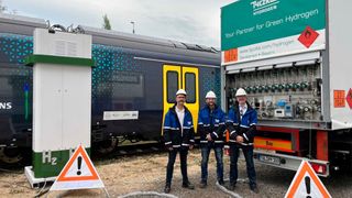 Premierefahrt mit grünem Wasserstoff im Ostallgäu erfolgreich absolviert! Hier der Tankvorgang für den Wasserstoffzug Mireo Plus H von Siemens Mobility, den Spezialisten von Tyczka Hydrogen durchführen. Diese H2-Züge sollen ab nächstem Jahr Dieselloks ersetzen. (Bild: Tyczka)