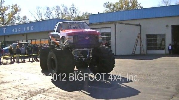 Der Bigfoot 20: der weltweit erste Monstertruck mit Elektroantrieb macht mit über 260 kW und 1100 Nm Autos umweltschonend platt (Bild: Bigfoot 4x4 Inc.)