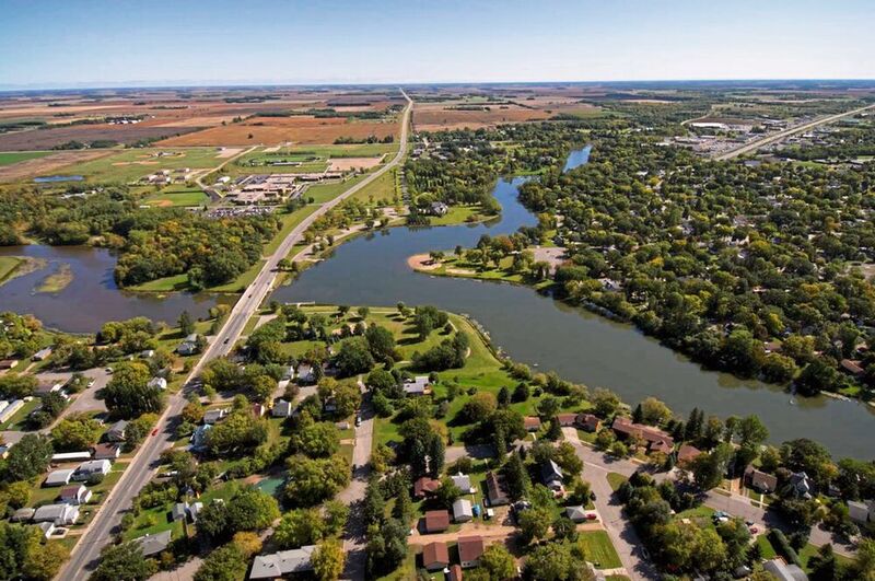 Thief River Falls liegt 110 Kilometer entfernt von der kanadischen Grenze im Nordwesten des Bundesstaats Minnesota: Seinen Namen hat der Ort durch den Zusammenfluss des Thief River (links von der Brücke) und des Red Lake River. Digi-Key ist DER Hauptarbeitgeber für die Menschen des Ortes und der Region.