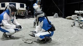 There are many open questions regarding water ice on the Moon. To get closer to the answers, the German Aerospace Center, together with several universities, tested how water on the Moon can be detected. (Image:DLR)