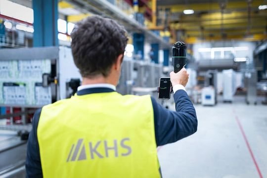 KHS hat es geschafft, seine 3D-Planungssoftware so zu verbessern, dass man für das Scannen der Umgebung bei Kunden (etwa Getränkehersteller) viel weniger Zeit braucht als bisher. Doch das sind noch nicht alle Innovationen, die das nun mobile System jetzt beinhaltet ...(Bild:  KHS)