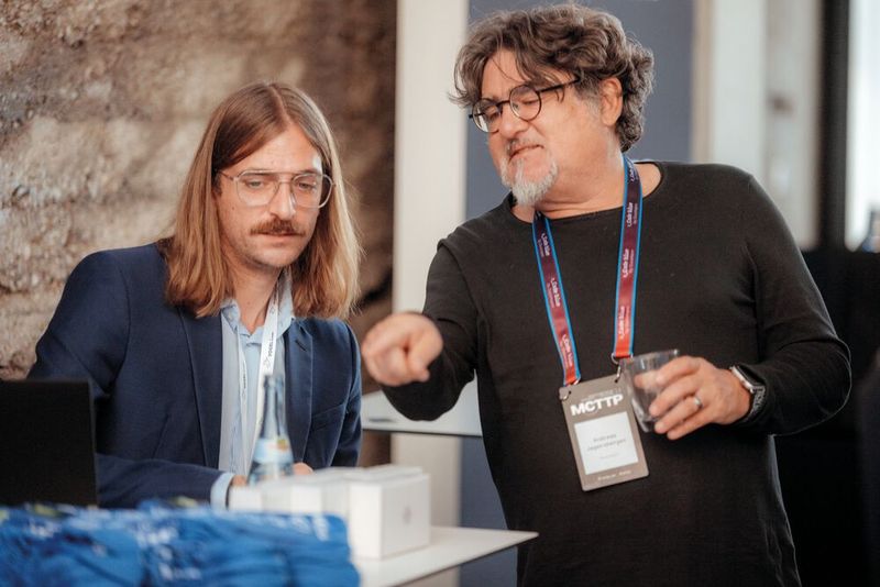 Zahlreiche Gesprächsmöglichkeiten ergaben sich auch an den Meeting Points der Veranstaltungspartner Code Blue by Dussamnn, exabeam, Kaspersky und Sophos. (Bild: Vogel IT-Akademie)