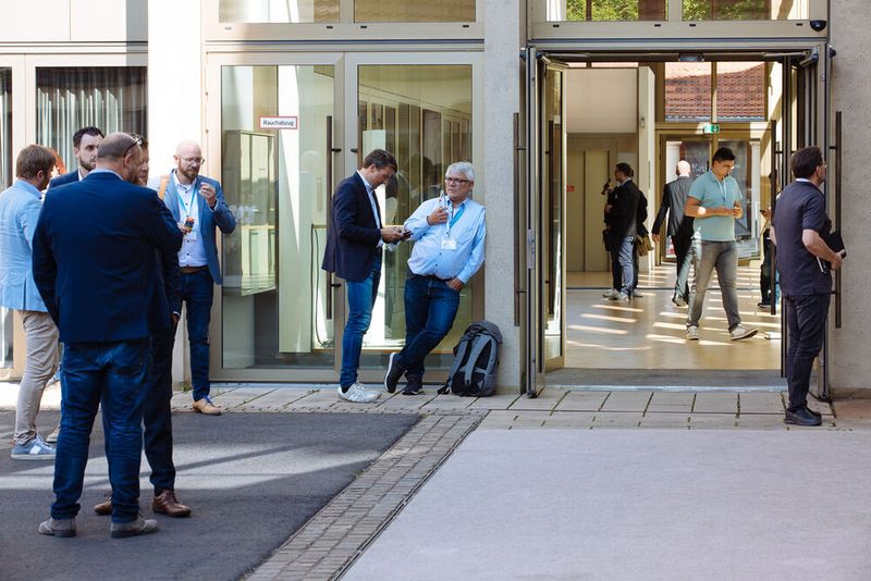 Intensiver Austausch der Teilnehmer zwischen den Impulsvorträgen auch im Freien. (Bild: Astrid Piethan Fotografie)