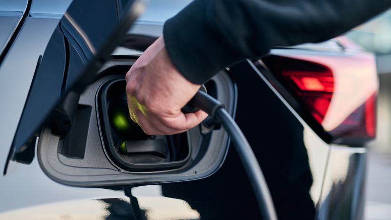 So gut wie kein Nutzer eines E-Autos würde sich wieder ein Modell nur mit Verbrennungsmotor kaufen.(Bild:  Volvo)