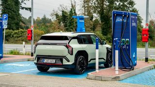 In vielen europäischen Ländern sind Autos mit Elektroantrieb günstiger im Unterhalt als Modelle mit Verbrennungsmotor. (SP-X)
