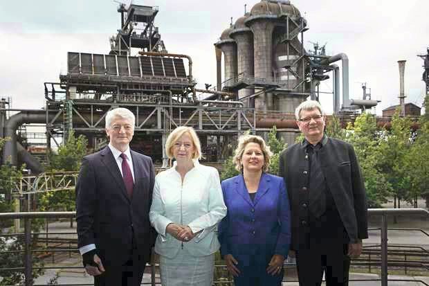 Gemeinsam forschen für das Stahlwerk der Zukunft: Bundesforschungsministerin Johanna Wanka mit Heinrich Hiesinger (l.), dem Vorstandsvorsitzenden von thyssenkrupp, der NRW-Wissenschaftsministerin Svenja Schulze und Robert Schlögl (r.), vom Max-Planck-Institut für Chemische Energiekonversion  (FONA/Photothek, Ute Grabowsky)