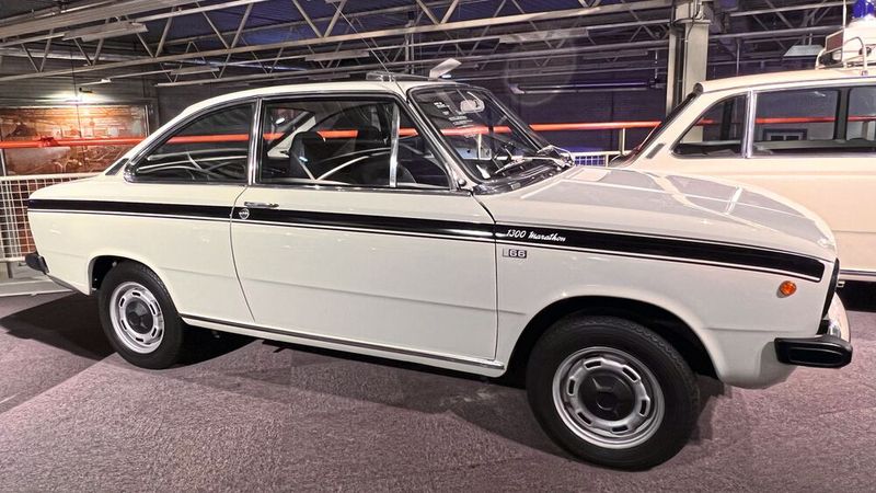 Kraft zu bezahlbaren Kosten im provozierenden Sportdress, das war es, was die Massen wollten, wie etwa das DAF 66 Marathon 1300 Coupé. Sein 1289-cm³-Motor bingt den kleinen Holländer auf eine Höchstgeschwindigkeit von 145 km/h. (Bild: autodrom)