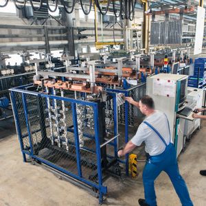 Vollautomatische Großteilanlage zur plasmachemischen Beschichtung im AHC-Werk Berlin.