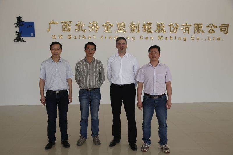 Shenming Lv, stellvertretender Geschäftsführer von Beihai Jinmeng, Geschäftsführer Wang Zhaoying, Michael Marschall, Leiter Vertrieb Verpackung bei Schuler, und Projektleiter Tan Jintu von Beihai Jinmeng (v.l.). (Bild: Schuler)