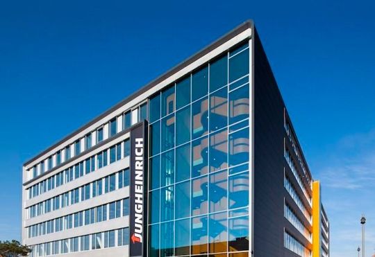 Arbeitskampf gestoppt! Eigentlich sollten morgen Kundgebungen und Gespräche bei Jungheinrich in Hamburg stattfinden, bei denen es um die Zukunft des Werks in Lüneburg gehen sollte. Diese Aktionen hat die IG Metall jetzt abgesagt. Hier die Gründe ...(Bild:  Jungheinrich)